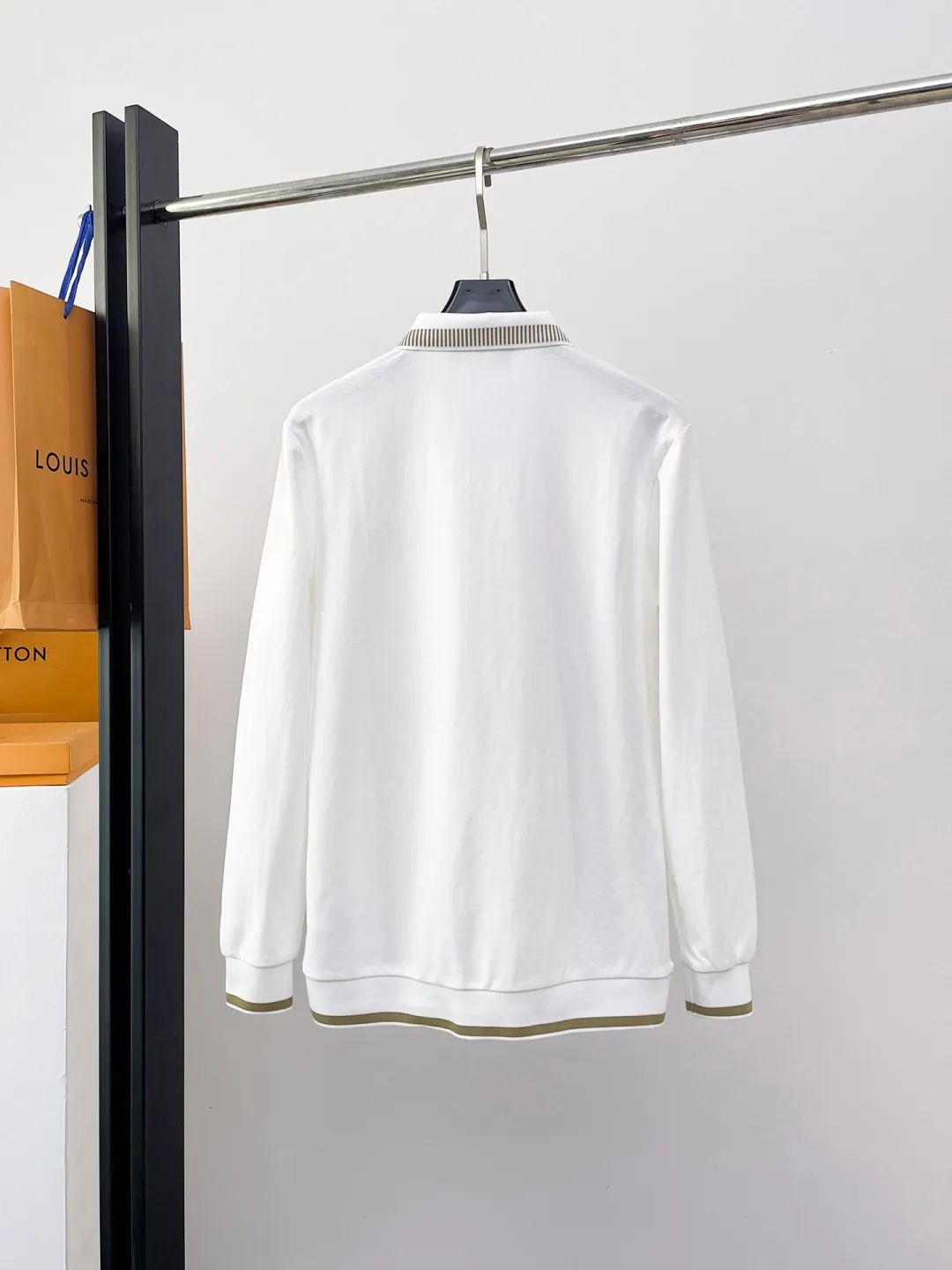 Casablanca New Arrival long-sleeved Polo shirt, original fabric, official Same Style, made of pure cotton pique fabric, custom-made in the same vat, feels very comfortable and smooth, very wide and stylish, produced by a first-line brand Factory, imported Behringer embroidery machine, embroidery is full and textured, collar and collar ribs are woven with imported yarn, will not deform after long-term wear, the most New Arrival style in autumn and winter, fashionable and individual, super Versatile and good-looking Very suitable for both men and women. A must-have item for everyone. Size: M-XXXL